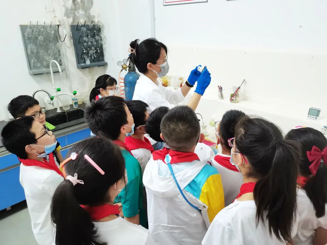 帶城小學(xué)少先隊員們在依斯倍實驗室觀看廢水處理實驗