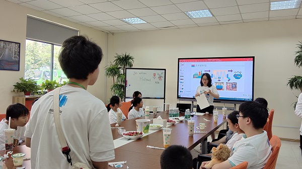 研學(xué)小隊又回到了會議室，爭先恐后的分享今天的活動心得